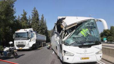 Автобус с 10-летними детьми столкнулся с грузовиком возле Латруна: много пострадавших