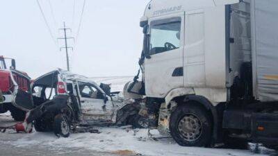 Два легковых автомобиля и грузовик столкнулись на трассе в Башкирии, один человек погиб