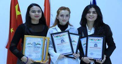 Награждены победители Международной олимпиады из Таджикского государственного института языков