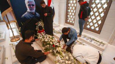 Касем Сулеймани - В Багдаде и Тегеране проходят акции памяти иранского генерала Касема Сулеймани - ru.euronews.com - США - Ирак - Иран - Тегеран - Кувейт - Багдад