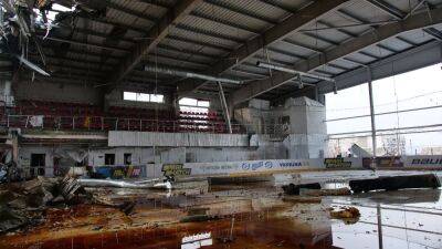 Кулеба пригласил президента МОК Баха посетить разрушенную окупантами ледовую арену «Альтаир»