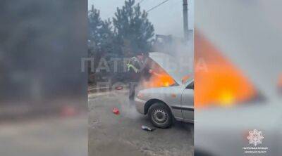 «Горит авто»: в Харькове копы помогли потушить пожар в машине (видео)