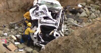 Водитель и пассажиры Tesla выжили после падения авто с 75-метрового обрыва (видео)
