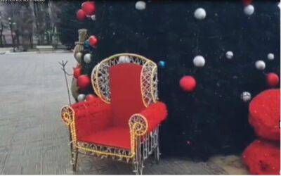 "Це крісло та подарунок стояли минулого року": у Сєвєродонецьку окупанти крадуть навіть декорації до ялинки