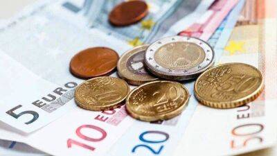Официальный курс валют: Гривна к евро укрепилась на 10 копеек