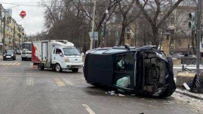 В Воронеже «Форд» после столкновения врезался в столб и опрокинулся, пострадала автомобилистка