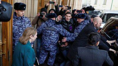 Посол США Линн Трейси подверглась нападкам прокремлевских демонстрантов у входа в МИД РФ