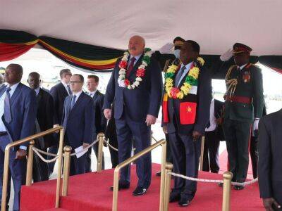 Лукашенко прибыл в Зимбабве с визитом, который якобы имеет "наивысший протокольный статус". Видео