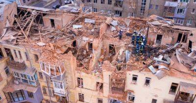 Этаж снесло: разрушенный ВС РФ дом в Харькове показали с высоты полета (фото, видео)