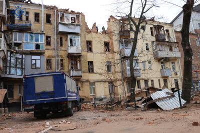 Бойцы ГСЧС показали, как разбирают завалы дома в центре Харькова (видео)