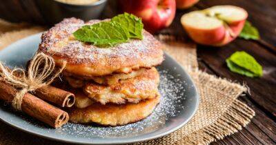 Завтрак с детства: простой и быстрый рецепт оладий из яблок
