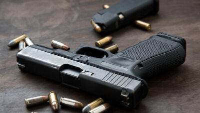 Житель Атлита украл пистолет, забытый в туалете полицейским