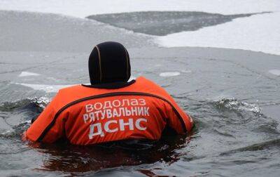 Из замерзшего водоема в Киеве достали тело мужчины