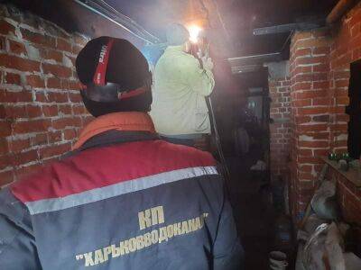 В части дома, пострадавшего от обстрела в центре Харькова, появилась вода