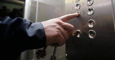 Пришлось ждать аварийку: мэр Ивано-Франковска застрял в лифте (фото)