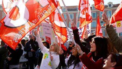 Вторая массовая забастовка против повышения пенсионного возраста во Франции: поезда не ходят, школы не работают