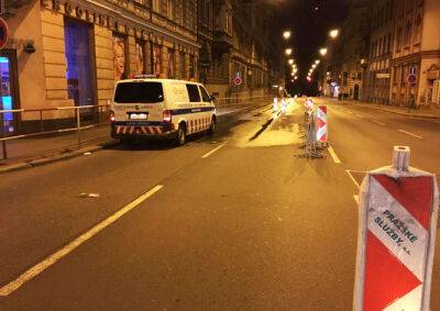В центре Праги прорвало водопровод: движение транспорта затруднено