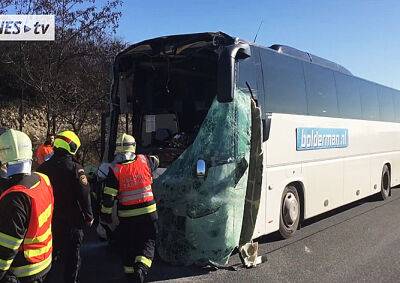 Туристический автобус столкнулся с грузовиком в Праге: 8 пострадавших