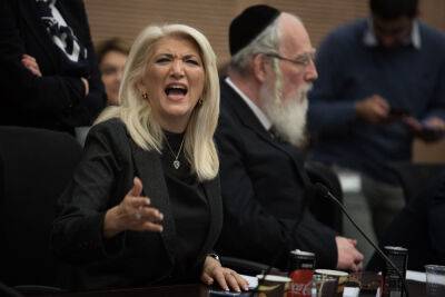 Министр Офир Акунис трудоустроил не попавшую в Кнессет порученку Нетанияху