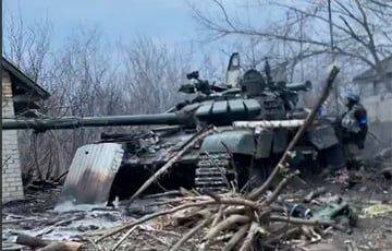 Украинские бойцы уничтожили замаскированный в лесу танк оккупантов