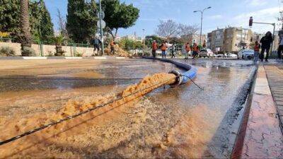 В центре Тель-Авива прорвало магистральный водовод: движение закрыто до 8 января