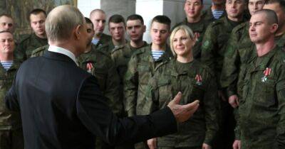 Путинские актеры: СМИ установили личности "военных" на новогоднем поздравлении (фото)