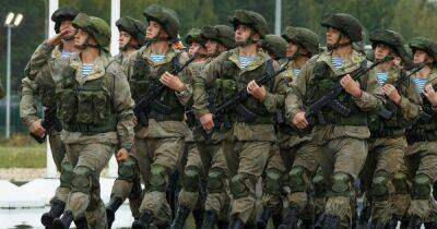 Мобилизация в Беларуси: вызывать мужчин в военкомат начали на автовокзалах (видео)