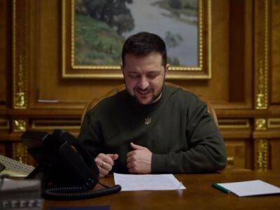 Зеленский поговорил с Макроном и поблагодарил за решение передать Украине легкие танки