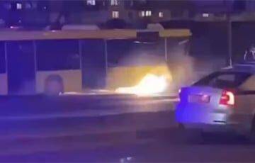 В Минске автобус въехал в столб и загорелся