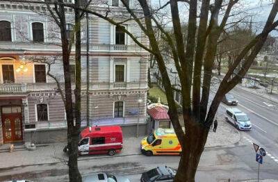 Посольство россии в Латвии получило “подозрительную посылку”
