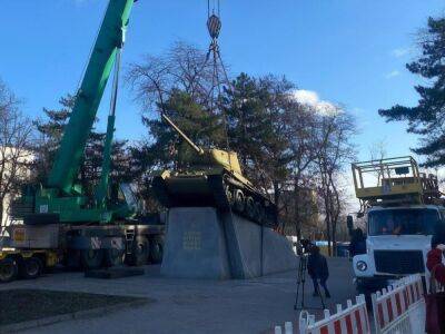 В Днепре демонтировали советский монумент "Танк" и памятник Матросову