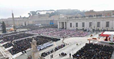 На прощание с бывшим Папой Бенедиктом XVI в Ватикане пришли около 100 тысяч человек (видео)