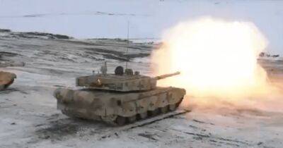 Для победы в гибридной войне: Китай провел масштабные учения с танками и БПЛА (видео)