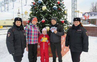 В Твери сотрудники транспортной полиции на вокзале поздравляют юных пассажиров с Рождеством