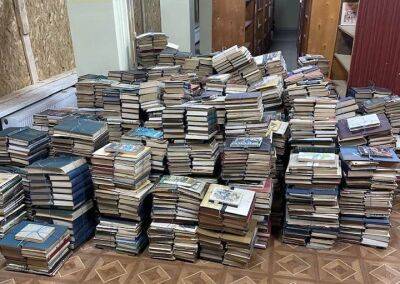 Библиотека в Изюме избавилась от советской и российской литературы (фото)