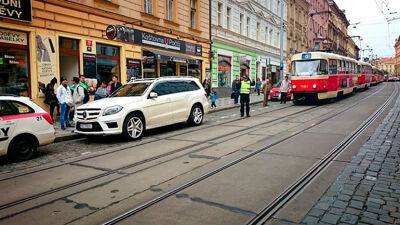 В Чехии хотят ужесточить наказание за парковку, блокирующую общественный транспорт