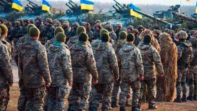 Українців за кордоном зобов'язали ставати на військовий облік: кого стосується