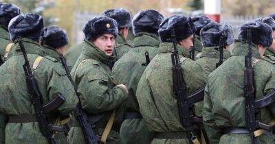 Сбежали из части с оружием: в Беларуси разыскивают российских солдат — СМИ