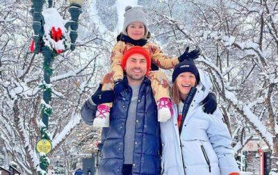 Жена Андрея Беднякова показала новогоднее фото с двумя детьми