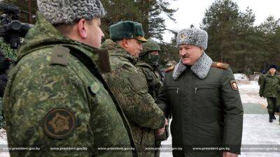 Лукашенко посетил российских военных на полигоне вблизи Украины