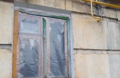 "Запакувати у пакети": жителям постраждалих будинків у Привіллі роздали плівку для вікон - відео