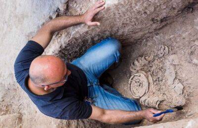 Археологи виявили в Єрусалимі скелет візантійського ченця, прикутого залізними кільцями (фото)