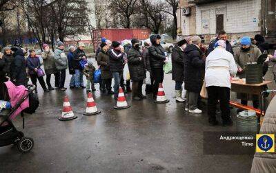 Очередь за тарелкой каши: Андрющенко показал, что происходит в Мариуполе