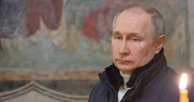 Стоял в одиночестве: Путин посетил богослужение на Рождество (фото, видео)