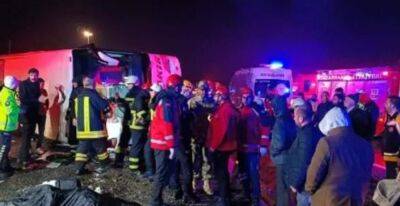 Пассажирский автобус перевернулся в Турции, много погибших: кадры с места