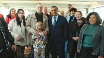 Новый министр алии впервые встретил самолет с репатриантами из Украины