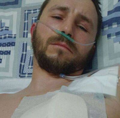 «Попала пуля прямо в грудь и пошла по телу». Денис Урбанович о своем состоянии после третьего ранения