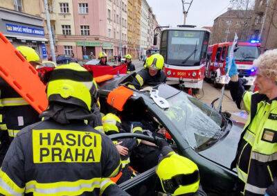 В Праге трамвай столкнулся с автомобилем