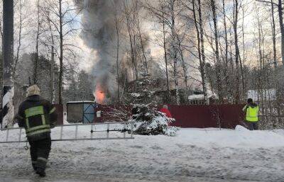 В Тверской области горит двухквартирный дом