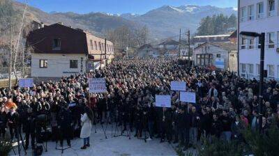 Сотни косовских сербов вышли на протест из-за ранения в стрельбе двух юношей